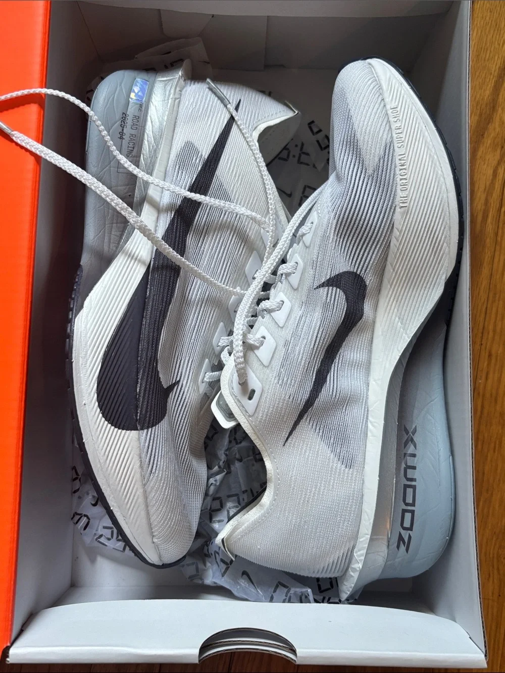 Nike unisex ZoomX Vaporfly Next%4 - white/black womens size 9 men’s size 7.5